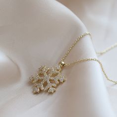 14K Real Gold Snowflake Covered Zircon Gemstone Handmade Necklace Minimal Special Design Valentine's Day Christmas Gift for Women ⓂMaterials & Specifications : Necklace Chain Lengths : 42 cm (16.5 in) 44 cm (17.3 in) 46 cm (18.1 in) 48 cm (18.8 in) Snowflake Pendant Width : 1 cm (0.39 in) Snowflake Pendant Length : 1 cm (0.39 in) Handmade Item Special Design Christmas Party Jewelry With Cubic Zirconia, Cubic Zirconia Necklace For Christmas, Christmas Gift Cubic Zirconia Necklace, Elegant Festive Jewelry For Winter, Sparkling Snowflake Jewelry For Gifts, Gold Jewelry For Winter Party, Elegant Cubic Zirconia Necklaces For Christmas, Winter Pendant Necklace As Gift, Snowflake Necklace For Winter Holiday