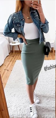 Popular Spring Outfits, Oxford Fashion, White Sneakers Outfit, Rok Mini, Green Mini Skirt, Summer Work Outfits, Winter Trends, Date Outfits