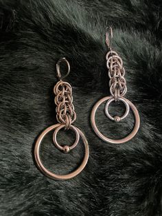 These earrings are made in the full persian chainmail weave. Adorned with inner captive rings and a larger O ring. These earrings are adorable, one of my favorite pieces and sure to be the perfect addition to your collection. Earring claps your choice of closed leverback clasp or open earring hook materials earring closure-stainless steel weave-stainless steel o-ring- Chainmail Ring, Hardware Jewelry, Spider Earrings, Chainmail Jewelry, Link Earrings, Chain Maille Jewelry, Ring Der O, Chain Mail, Wire Earrings