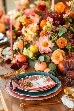 25+ Colorful Thanksgiving Tablescapes Unique Fall Tablescapes, Colorful Thanksgiving Table, Table Settings For Thanksgiving, Thanksgiving Tablescapes Elegant, Cheap Thanksgiving Decorations, Friendsgiving Aesthetic, Autumn Tablescapes, Modern Thanksgiving Table, Colorful Thanksgiving