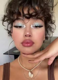 #follow #makeuplooks #makeup #beautyblog #lashes #blogging #blog #blogger Glass Animals Concert Makeup, Summer Aesthetic Makeup, Preshower Makeup Ideas, K Pop Makeup Looks, Unique Makeup Looks Creative, Makeup Trends 2024, Chunky Glitter Eye Makeup, Unique Makeup Ideas Creative, Makeup Looks Fun