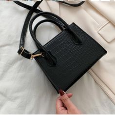 Small Black Crocodile Skin Purse Perfect Crossbody Bag For Nights Out! Multiple Pockets Inside For Holding Phone, Wallet, Etc. Doudoune The North Face, Simple Tote, Elegant Bags, Crocodile Pattern, Black Purse, Fashion 2024, Mini Crossbody Bag, Small Shoulder Bag, Square Bag