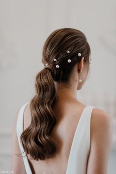 "Style Name: Ashton Create an instagram-worthy bridal updo with this gorgeous set of Swarovski pearls. 7 glistening pearls in 3 sizes are hand wired to hair pins. Position these beauties in an updo or a stylized braid for a minimalist but elegant bridal look. Or pop a few into a bun for a sophisticated daytime vibe! ♥ The Fine Details * Swarovski pearls in 8/10/12mm sizes (see set options below) * Hand wired to hair pins Size Details: *Hair Pin Length - 2 1/4\" Available Colours: Wire/Pin *Gold Wedding Ponytail Hairstyles, Bridal Ponytail, Wedding Ponytail, Cute Ponytail Hairstyles, Wedding Hairstyles And Makeup, Ponytail Hairstyles Easy, Cute Ponytails, Hairdo Wedding, Peinados Recogidos