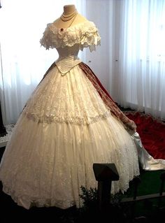 Victorian Ball Gowns, Gaun Abad Pertengahan, Mode Tips, Period Dress, Old Fashion Dresses, Old Dresses, Fantasy Gowns, Antique Dress, Fairytale Dress