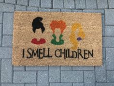 a door mat with the words i smell children on it