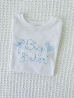 Hand embroidered Big Sister T-shirt. This high quality, minimalistic design is perfect for your little toddler for pictures, baby announcements, and more! Embroidered Baby Announcement, Big Sister Shirts, Hand Embroidered Shirt, Big Sister Announcement, Big Sister T Shirt, Sister Tshirts, Baby Announcements, Big Sister Shirt, Sister Shirts