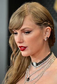 taylor swift's hair and makeup at the 2013 oscars, including red lipstick