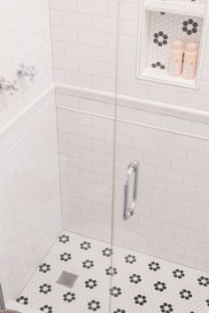 Small Shower Tile Ideas Simple, White Tile Shower Ideas Walk In, White Bathroom Shower Tile, Shower Subway Tile, Small Space Ideas, White Subway Tile Shower, Bathroom Downstairs, Cottage Style Bathrooms