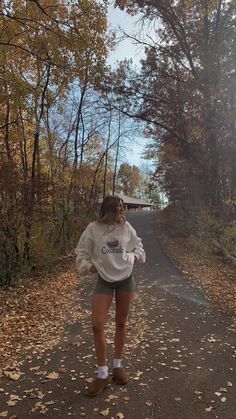 Ugg Tasman Outfit, Tasman Slippers Outfits, Oversized Sweater Outfit Fall, Ugg Slippers Outfit, Sweater Outfit Women, 2022 Fall Outfits, Slipper Outfit, Tazz Slipper, Slippers Outfit