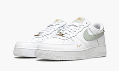 Womens Air Force 1, Nike Shoes Air Force, Chic Sneakers, All Nike Shoes, Nike Gold, Jordans Women, Stadium Goods, Aesthetic Shoes, Gold Shoes