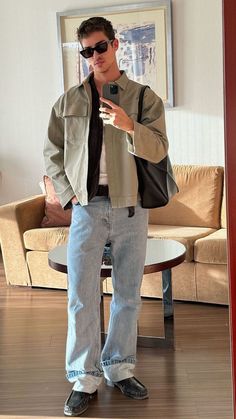 Streetwear Jeans Men, Mens Fashion Aesthetic, Aesthetic Male Outfits, Men's Capsule Wardrobe, Blue Jean Outfits, European Outfit, Aesthetic Outfits Men, Famous Outfits, Mens Casual Outfits Summer