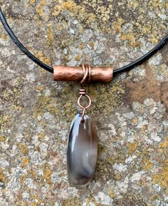 Agate, Copper and Leather Necklace Copper Necklace Handmade, Polished Rock Crafts, Rock Jewelry Diy, Stone Jewelry Diy, Leather Necklace Diy, Hammered Copper Jewelry, Wire Clasps, Copper Jewelry Diy, Leather Necklace Pendant