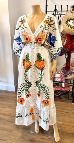 Spectacular long dress made of cotton and with fabulous Mexican embroidery. High quality. Completely handmade. Drawstring waist with tassels. Front buttons. Low steering wheel. Maxi Boho Dress, Mexican Embroidered Dress, Mexican Embroidery, Mexican Dress, Boho Chic Dress, Dress Bohemian, Beach Boho, Mexican Dresses, Dress Beach