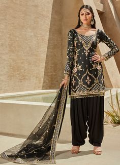 Indian Suits Punjabi, Black Punjabi Suit, Lengha Blouse Designs, Indian Suits For Women, Patiyala Dress, Suits Punjabi, Designer Salwar Kameez, Designer Punjabi Suits, Punjabi Outfits