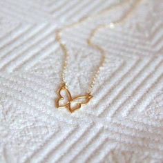 Free spiritedness Butterfly Necklace Gold, Pretty Jewelry Necklaces, Gold Rings Fashion, Gold Ring Designs, Gold Fashion Necklace, Girly Accessories, Fancy Jewellery, Fancy Jewelry