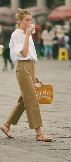 Camel Pants, Minimalist Moda, Walking Down The Street, Tan Pants, Estilo Chic, Weekend Outfit, Inspired Outfits, Looks Style