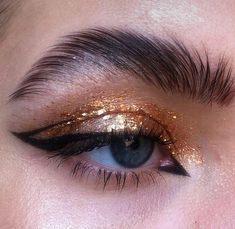 Graphic Liner Wedding Makeup, Matte Gel, Smink Inspiration, Prom Ideas, Eye Makeup Art, No Eyeliner Makeup, Kiss Makeup, Makeup Goals, Gel Eyeliner