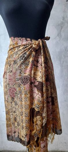 🌼BATIK SCARF From Indonesia🌼 this beautiful batik suitable for table cloth, wall decor,beach wrap,and hair scarf too..😍 Golden Brown Flower Pattern 🍂Materials: Chiffon 🍁Width: 65 cm ( 26 inch ) 🌷 Length: 174 cm ( 69.6 inch ) 🌸Care: Gentle Hand wash Batik Clothing, Batik Scarf, Indonesian Batik, Beach Wrap, Beach Wall Decor, Hooded Scarf, Chiffon Scarf, Summer Blouses, Sarong