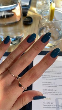 Nail Inspiration Simple Design, Oval Nail Color Ideas, Gel Nails Ideas Oval, Gel Nails Inspiration Simple, Europe Nail Ideas, One Colored Nails, Simple School Nails, Round Nails Long