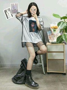 Urban Street Fashion, Korean Fashion Ideas, Look Grunge, Korean Fashion Trends, Fishnet Stockings, Ulzzang Fashion, Fashion Korean, Fashion Week Street Style, Korean Street Fashion