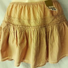 Women's Maize Yellow Low Waist Mini Skirt Size Xs, New With Tags. Brand: Old Navy Size: Xs Material: 100% Cotton Measurements: Waist: 25" Length: 13 1/2" Condition: New With Tags Beach Beige Cotton Mini Skirt, Casual Beige Mini Skirt For Summer, Casual Cotton Beach Mini Skirt, Casual Cotton Mini Skirt For The Beach, Casual Beige Mini Skirt For Spring, Low Waist Mini Skirt, White Cotton Skirt, Black Jean Skirt, Utility Skirt