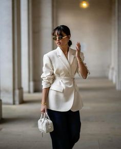 Rainy Festival Outfit, Corporate Outfits, Effortlessly Chic Outfits, 90s Fashion Outfits, Woman Suit Fashion, Womenswear Fashion, Classy Dress Outfits, Fall Outfits For Work