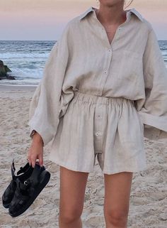 From Lucy Williams to Brittany Bathgate, influencers agree shorts and button-down shirts create the ultimate summer outfit combination. #summeroutfitideas Shorts Pajamas, Bohemian Shorts, Cotton Shirts Women, Retro Fashion Women, Shorts Sets, Flared Sleeves Top, Boho Shirt, Chic Shirts, Cool Summer Outfits