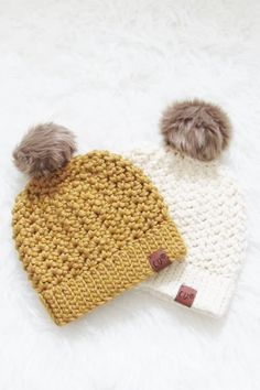 Do you love simple and easy hat crochet patterns? Then this free chunky beanie crochet tutorial is a must try. It works up in 1 to 1-1/2 hours and includes sizes for Toddlers, for kids, and for women. You can use the beginner friendly instructions to make one for all the girls in your family. #crochetbeaniepattern, #crochetbeanie, #crochethat, #easycrochetbeanie, #crochet, #freecrochetbeanie Crochet A Beanie, Diy Crochet Hat, Chunky Crochet Hat, Beanie Hat Pattern, Crochet Beanies, Crochet Unique, Knitted Beanies