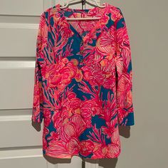 New Without Tags, Lilly Pulitzer Girls Mini Palmetto Tunic Top. Never Worn, Bought For My Daughter, Removed The Tags And Washed Once Delicate, Air Dry As Well, My Daughter Never Wore It. Smoke And Pet Free Home. Playful Pink Printed Top, Playful Long Sleeve Summer Blouse, Cute Pink Blouse For The Beach, Cute Pink Blouse For Beach, Fun Pink Floral Print Tops, Fun Pink Tops For Vacation, Playful Long Sleeve Tops For Vacation, Fun Long Sleeve Tops For Vacation, Stretch Pink Tops For Vacation