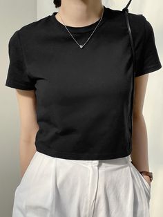 Preto Casual Collar Manga Curta Tecido Simples  Embellished Elasticidade Baixa Verão Tops, blusas e camisetas para Mulheres Black Tee Outfit, Black Tshirt Outfit, Plain Black Top, Black Shirt Outfits, Plain Black T Shirt, Dressy Casual Outfits, Plain Shirts, Tee Outfit, Tshirt Outfits