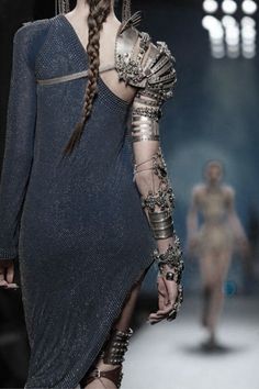 Arm in armor. I love this. Futuristic Hat, Cyberpunk Hair, Futuristic Accessories, Steampunk Mode, Moda Steampunk, Haute Couture Style, Visual Balance, Mode Steampunk, Apocalyptic Fashion