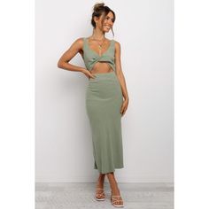 Take your style to new heights in this chic midi length dress! The flattering v neckline creates a timeless silhouette while the bust twist detail with cut out feature adds a touch of glamor. For an extra bit of security, the dress is finished off with a hook and eye clasp and invisible back zip. Petal And Pup, Green Midi Dress, Dress C, Midi Length Dress, 50's Dress, Linen Dresses, Floral Midi Dress, Green Fashion, Green Dress