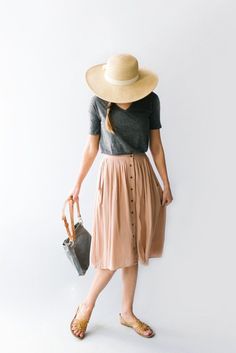 The 'Skye' Skirt Classy Skirt Outfits, Midi Skirt Outfits Summer, Stil Rock, Rok Midi, Simple Spring Outfits, Classy Skirts, Best Casual Outfits, Midi Skirt Outfit, Modest Summer Outfits