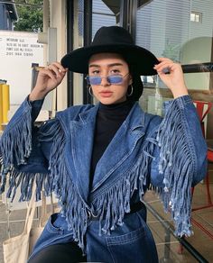 Denim Cowboy Hat, Fringe Denim Jacket Outfit, Cowboy Hat Outfit, Jeans Outfit Hijab, Cowboy Outfits For Women, Cowboy Hat Styles, Denim Cowboy, Cowboy Denim, Bohemian Wear