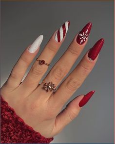 Step into 2025 with 26 Ideas for New Year’s Nails, offering trendy, festive, and glamorous styles for every occasion. Whether you're getting ready for a Christmas party, a birthday celebration, or a cozy New Year’s wedding, these designs offer the perfect touch. Opt for coffin, almond, square, or oval shapes, and enhance your look with nail art, rhinestones, or classic black and red tones to create a chic, standout style this holiday season. Natural Nails Dip, Trendy Christmas Nails, Ideas For New Year, Christmas Nails Ideas, Nails Dip, S Nails, Festive Nail Art