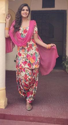 Salwar Suit New Design, How To Style Salwar Suit, Printed Patiala Suit Designs, Patiala Suit Ideas, Simple Patiala Suit Casual, Patyala Shalwar For Girl, Panjabi Suit Salwar Patiala, Kurta Shalwar Women