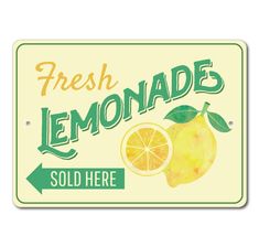 a sign that says fresh lemonade sold here on a wooden background with an arrow pointing to the right