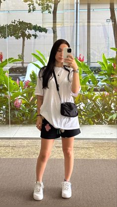 Old Skool Outfit, Tomboy Look, Looks Pinterest, Streetwear Girl, Pose Fotografi, Oversized Outfit, Korean Casual Outfits, Outfits Streetwear, Outfit Mujer