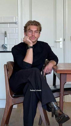 Anthony Perschon, Elegant Male Fashion, French Man Aesthetic, Mens Dating Profile Pictures, Beatnik Men, French Men Aesthetic, Professor Outfit Men, Gay Guy Outfits, 90s Mens Outfits