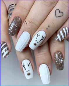 If you’re looking for something playful yet chic, festive and simple Christmas nail designs are the way to go. These designs strike the perfect balance between being fun and easy to create, without requiring too many tools or skills.  One of the most popular festive looks is the Santa hat design. Start with a red base and use a white polish to create the fluffy part of the hat at the tip of your nails. You can also draw tiny holly berries with a combination of red and green dots to add a holiday December Nails, Christmas Nails Easy, Christmas Gel Nails, Christmas Nails Acrylic, Winter Nail Art, Festival Nails, Xmas Nails, Christmas Nail Designs, Fancy Nails