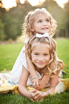 Sisters Photography Poses, Sibling Photography Poses, Sibling Photo Shoots, Composition Photo, Sister Photography, Family Photoshoot Poses, Sister Poses, Children Photography Poses, Sibling Photography