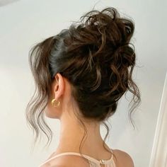 #hairgoals #fall #fashion #fyp Messy Bun Bride Hair, Fancy Hair Updos Classy, Graduation Hair Updo, Up Dos For Hoco, Bridal Messy High Bun, Updo With Curls Hanging Down, Messy Bun For Bride, Up Do Hairstyles Tutorials, Greek Goddess Updo