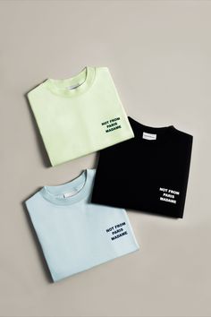 Not just a motto. Drôle de Monsieur Spring/Summer 23 - Le Slogan items available in-store & online 🇫🇷 Tshirt Content Ideas, Shirt Product Photography, Men Fashion Store, Clothing Flatlay, Shirt Flatlay, Flatlay Clothes, Spring Summer 23, T-shirt Photography, Text Tshirt