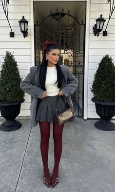 Stile Blair Waldorf, Adrette Outfits, Preppy Fits, Preppy Inspiration, Burgundy Outfit, Red Tights, Fest Outfits, Outfit Trends