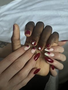 Bohemian Nails Designs Simple, Wlw Nails Short And Long, Red Mismatched Nails, Nail Inspo For Couples, Bc Gf Matching Nails, Male And Female Matching Nails, Matching Gf Bf Nails, Matching Star Nails, Matching Nail Art Couple