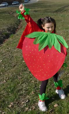 How cute to make diff fruits/vegetables for National Nutrition Month??!!! Diy Dory Costume, Salad Costume, Cactus Costume Diy, Lego Couple, Evil Queen Halloween Costume, Movie Themed Costumes, Shark Costume Kids