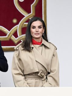 Queen Letizia wore a Hugo Boss coat, Poète dress, Coreterno Ring, Aldao Ruby earrings, Olivia bag and Magrit pumps for 2024 National Day events. More details on RegalFille. Boss Coat, Royal Jordanian, Spanish King, Spanish Queen, Royal Family News, Spanish Royal Family, Royal Brides, Letizia Of Spain, Princess Eugenie