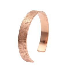 Presentazione delBracciale da uomo largo 10mm in rame di lino. Questo pezzo elegante e maschile è realizzato con rame non rivestito solido al 100%, offrendo un look elegante che diventerà più unico con l'età. Un'alta finitura lucida insieme al design in lino sul bracciale conferisce una sensazione professionale che puoi indossare in qualsiasi momento, giorno o notte. Ovunque tu vada, il tuo stile sarà in piena mostra.

Lascia che il tuo stile si sviluppi con gli elementi, poiché questo bracciale Copper Cleaner, Copper Cuff Bracelet, Copper Cuff, Amazon Handmade, Unique Handmade Jewelry, Copper Bracelet, Copper Color, Copper Jewelry, Bracelets For Men