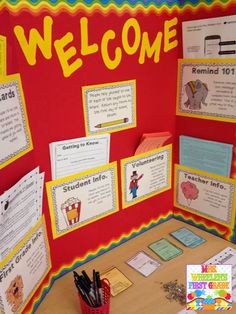 a bulletin board with writing and pictures on it that says welcome to the students in spanish