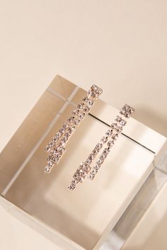 Become the spotlight at any gathering with our Starburst Rhinestone Necklace Set! Fully embellished with small rhinestones, this necklace set is bound to turn the heads of friends, family, and even nearby strangers! They are perfect for formal events, celebrations, or even just a casual girls' night out! Size Length: 12.25 in (31.12 cm)Ext: 4.75 in (12.07 cm)D: 1.38 in (3.51 cm)ER: 1.5 in (3.81 cm) Quality This necklace set is fully lined and embellished with small rhinestones on a backing made Glamorous Rhinestone Necklace With Sparkling Stones As Gift, Glamorous Sparkling Rhinestone Necklace For Gifts, Party Dangle Rhinestone Necklace With Bling, Party Rhinestone Dangle Necklace With Bling, Party Bling Dangle Rhinestone Necklace, Rose Gold Rhinestone Necklace For Party, Dazzling Sparkling Jewelry For Celebration, Sparkling Dazzling Jewelry For Celebrations, Dangle Rhinestone Necklace For Party